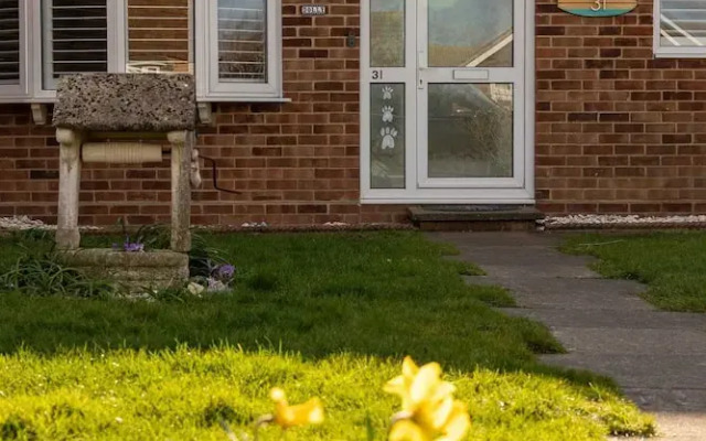 Seaside Retreat - Five Minutes to Beach Village