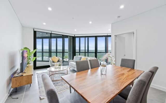 HomeHotel Luxury Apt with Shopping Mall Downstairs