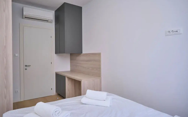 Tropic Night Apartment by Litto