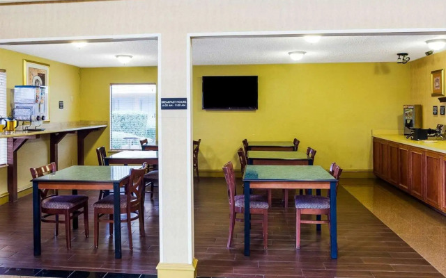 Rodeway Inn & Suites South of Fiesta Park