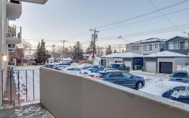Gorgeous 2Br Condo w Parking Patio Coffee