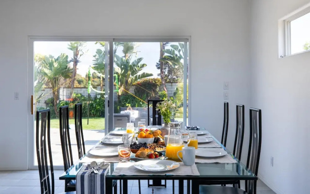 Beachcomber by AvantStay | 1 Block from Beach - Modern Estate w/ Ocean Views