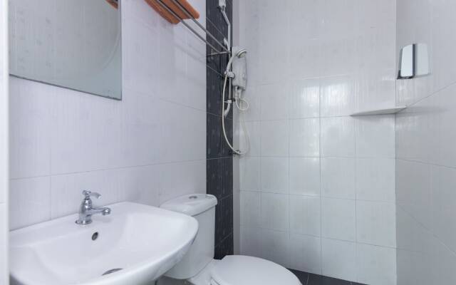 OYO 445 Charisma Hotel