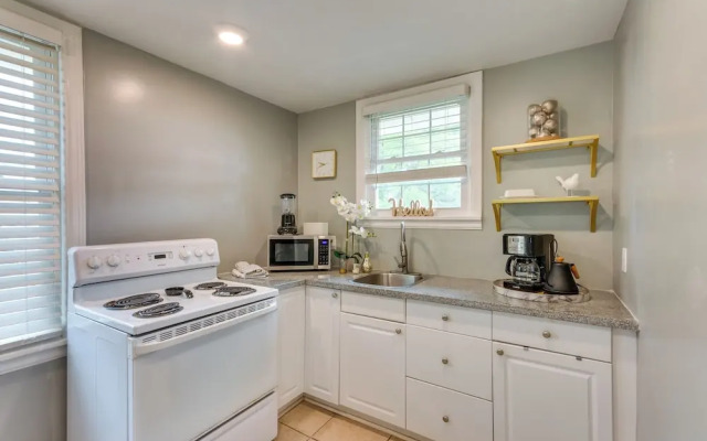 2 Mi to Dtwn Pensacola: Charming Apartment