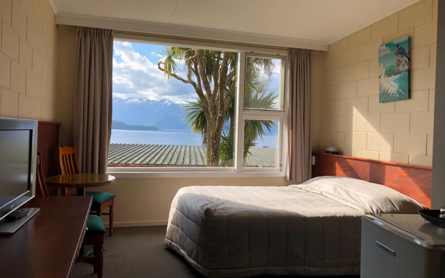 Te Anau Manapouri Lake Hotel – Guest Rooms – Manapouri