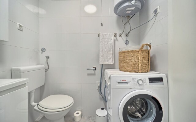 A1-luxury apt w big Balcony, 4 min Walk to Beach