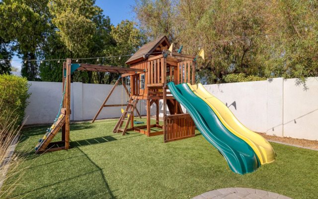 White Agate by Avantstay Pool + Playground