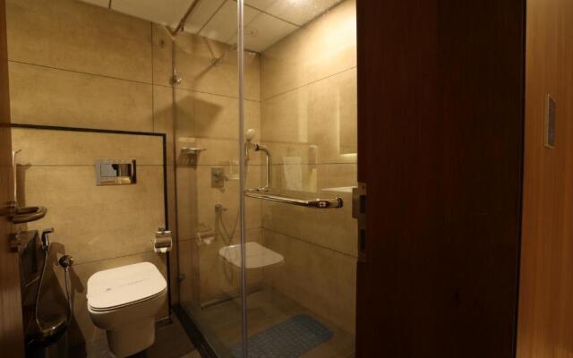 Royal Plaza Suites by RAK Rooms