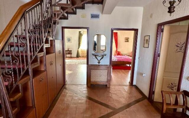 Luna House