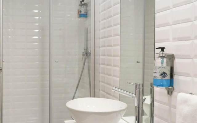 Chiado modern apt with ac elevator green terrace