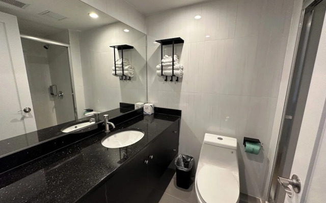 Regal Inn & Suites New York LaGuardia Hotel