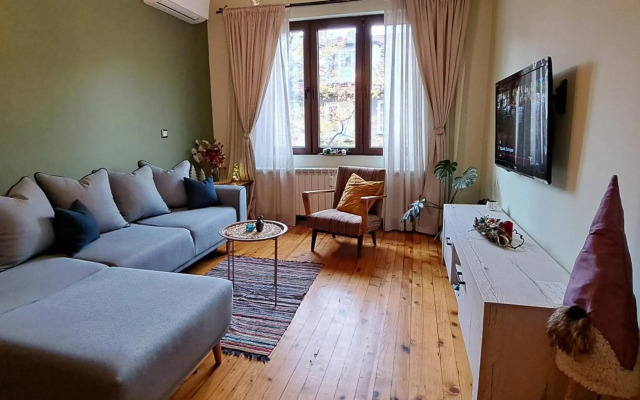 Top Central 2 Bedroom Apartment next to NDK