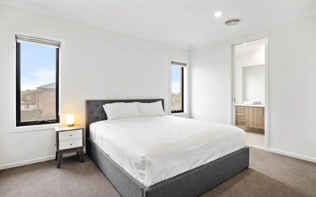 Spacious 5-bed Home in Peaceful Point Cook – Guest Rooms – Melbourne