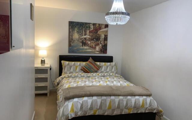 2 Bedroom Immaculate and Stunning Charles Space