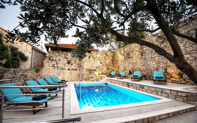 California Apartments II