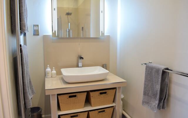 Modern 2 Bedroom Maisonette
