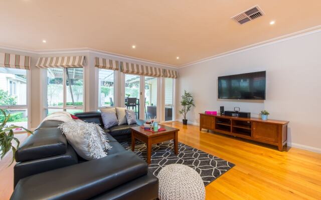 Lovely 5BR house walk to train and shops