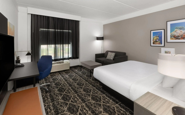 La Quinta Inn & Suites by Wyndham Houston Bush IAH South