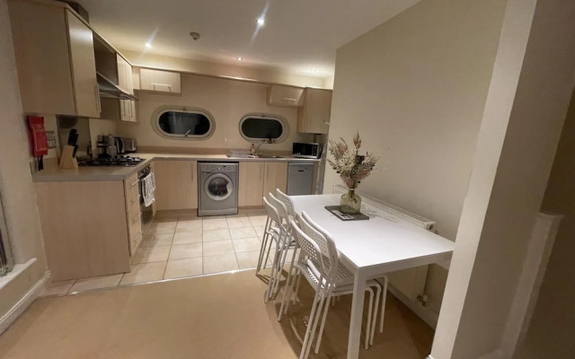 Free Parking Near City Centre & Stadium Sleeps 6-8