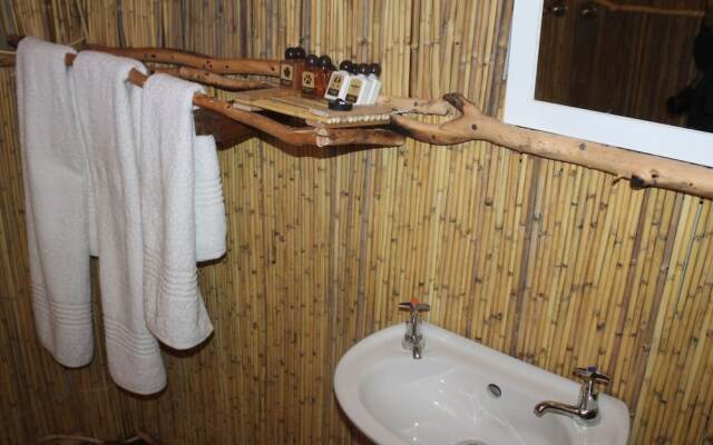 Dzibanana Lodge & Camping