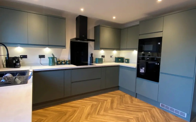 Cozy Bedford Home With 3 Bedrooms
