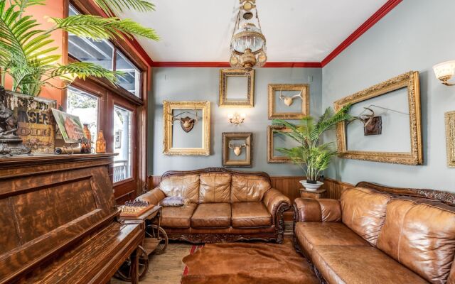 The Dutch Flat Hotel