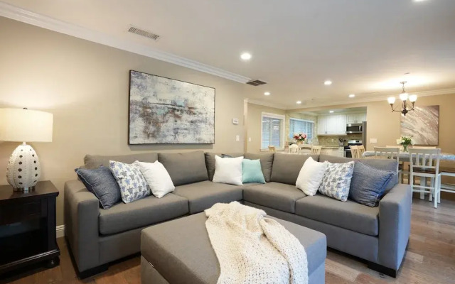 Fantastic 6 bedroom, 4.5 bath home (4 master Suites), pool home