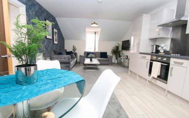 No11 Luxe Living Guest House-Sleeps 6-Family Friendly-Private Parking-Wifi-City-Beach
