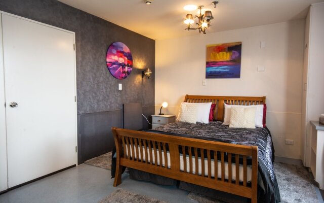 Piwaka Lodge and Backpackers