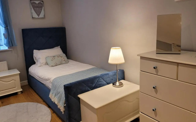 Three Bedroom Apartment by Beautiful Park
