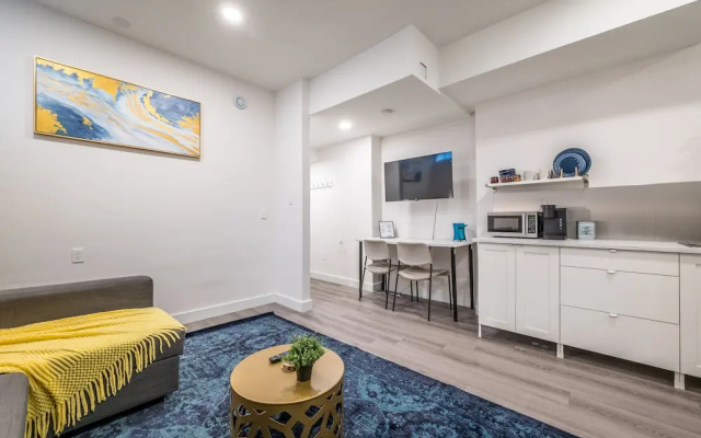 Spacious Newly Renovated 1 Bedroom Suite
