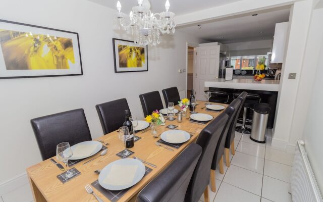 Luxury 5 Bed house in Windsor