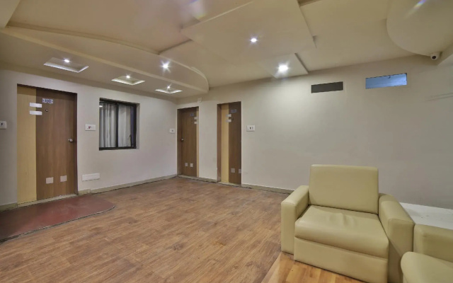 OYO 41929 Hotel Loyal Residency