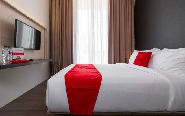 RedDoorz Plus near Perbanas