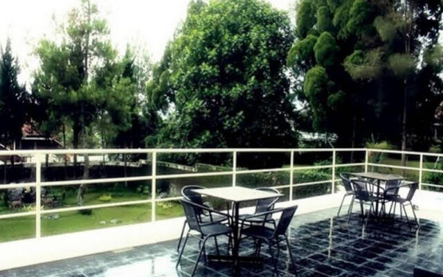 "rumah Pinus" Guesthouse & Cafe