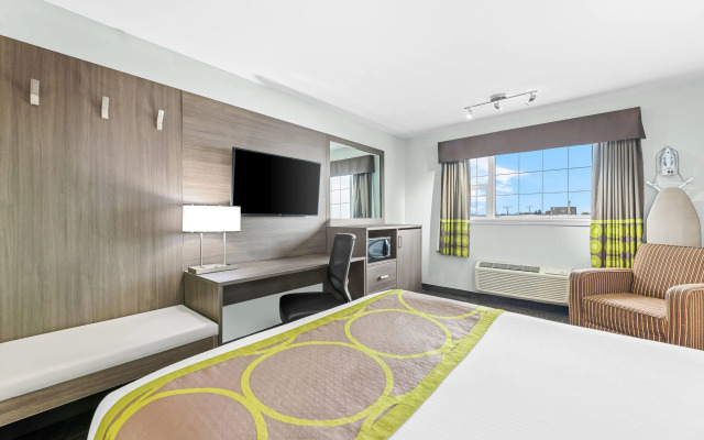 Super 8 by Wyndham Saskatoon Near Saskatoon Airport