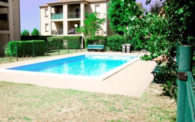 PISCINE, JARDIN, PARKING, 3 lit, à 700m de la cité