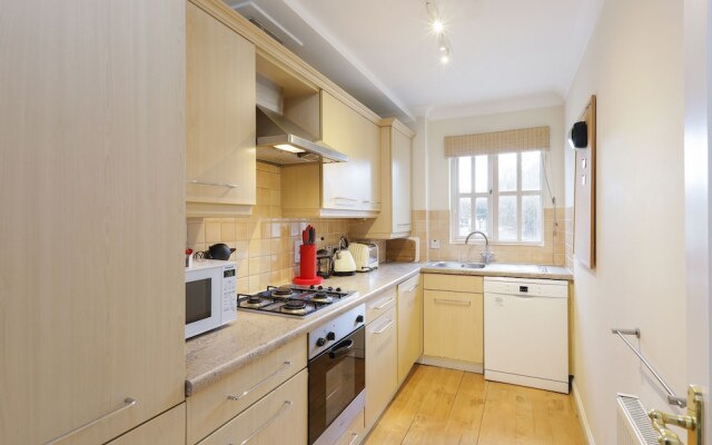 ALTIDO Calm 2BR Apt w Parking & Patio, near London Eye