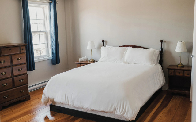 Loyalist Inn & Suites