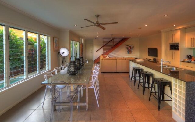 Deja Vu Palm Cove Private Heated Pool