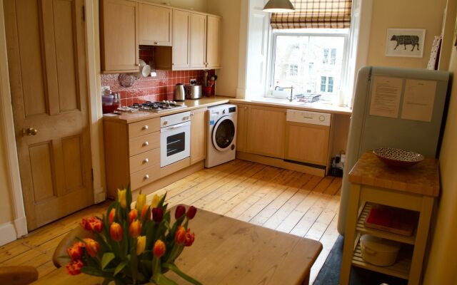 Spacious 1 Bedroom Stockbridge Flat