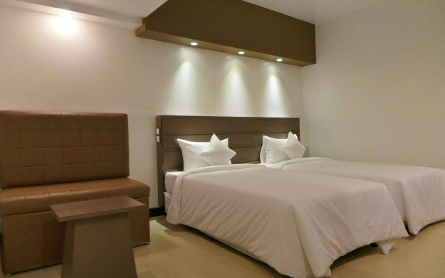 Clover City Center Plus Hotel