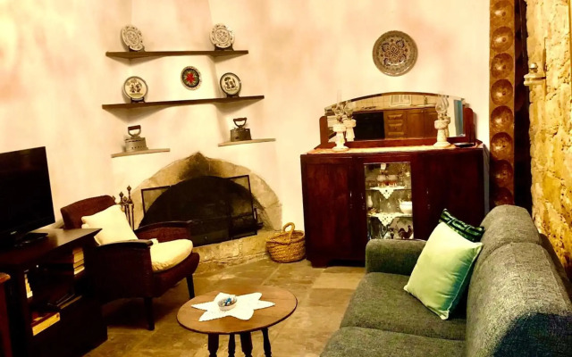 Nikis House