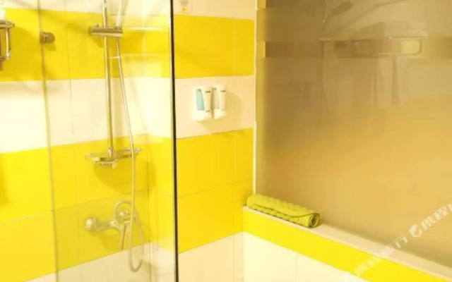 Mangguo Express Hotel (Baicheng Railway Station)