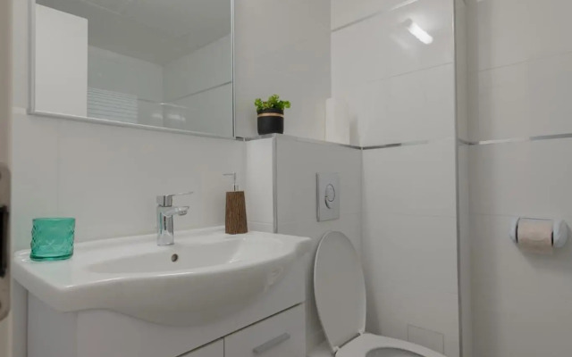 Pool side luxury suite at Royal Park-New Listing