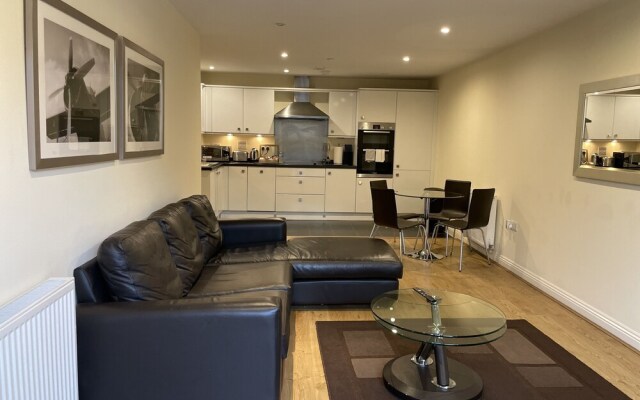 Continental Apartments -2-bed Farnborough Train St