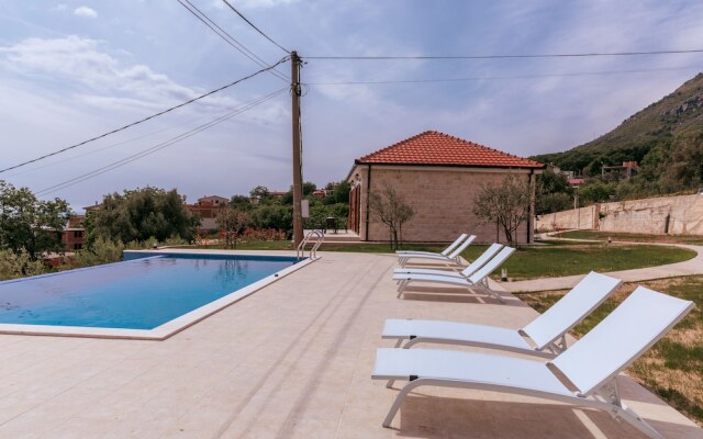 Uphill Glavanovic Pool Villa
