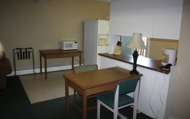 Outpost Motel & Kitchenette Suites
