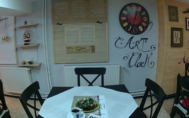 Vila Fortuna Art O Clock