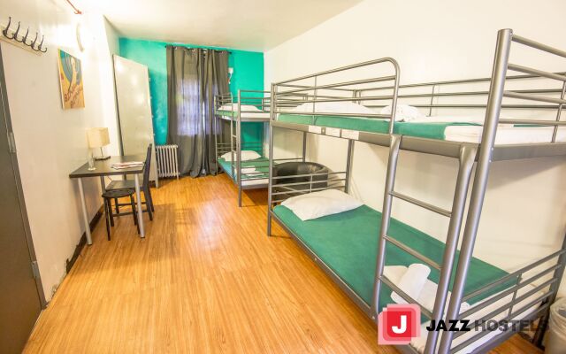 Jazz on The Park Hostel